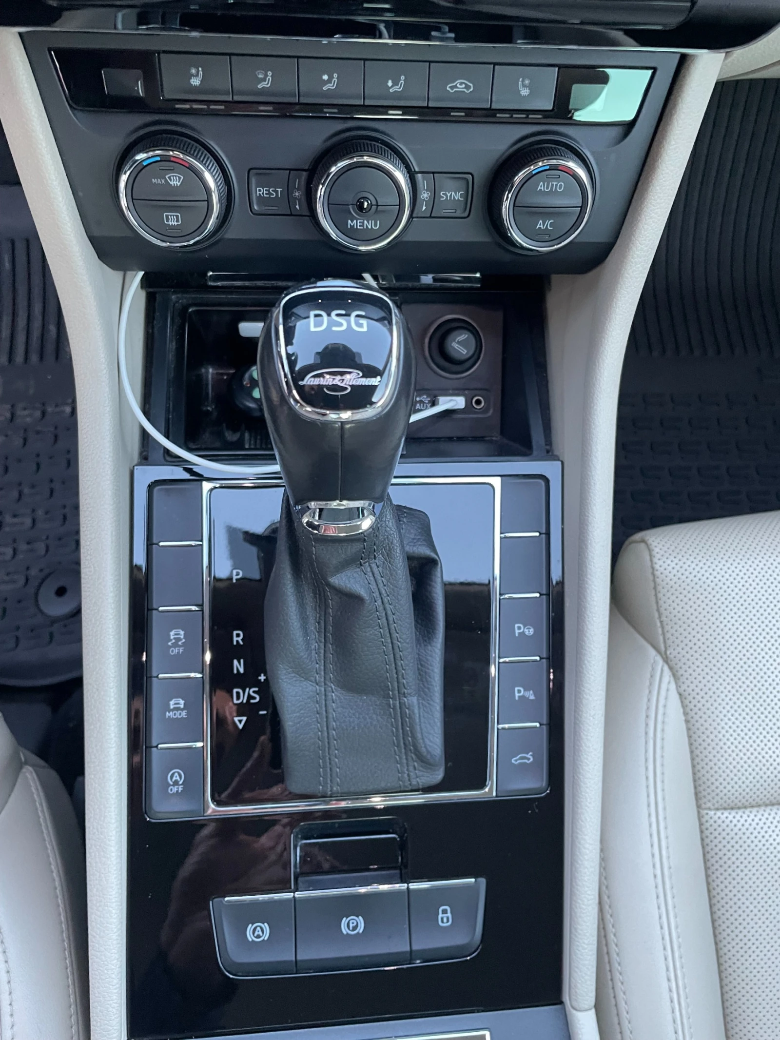 Skoda Superb 2.0 TSI 280 hp L&K, снимка 11 - Автомобили и джипове - 54157572