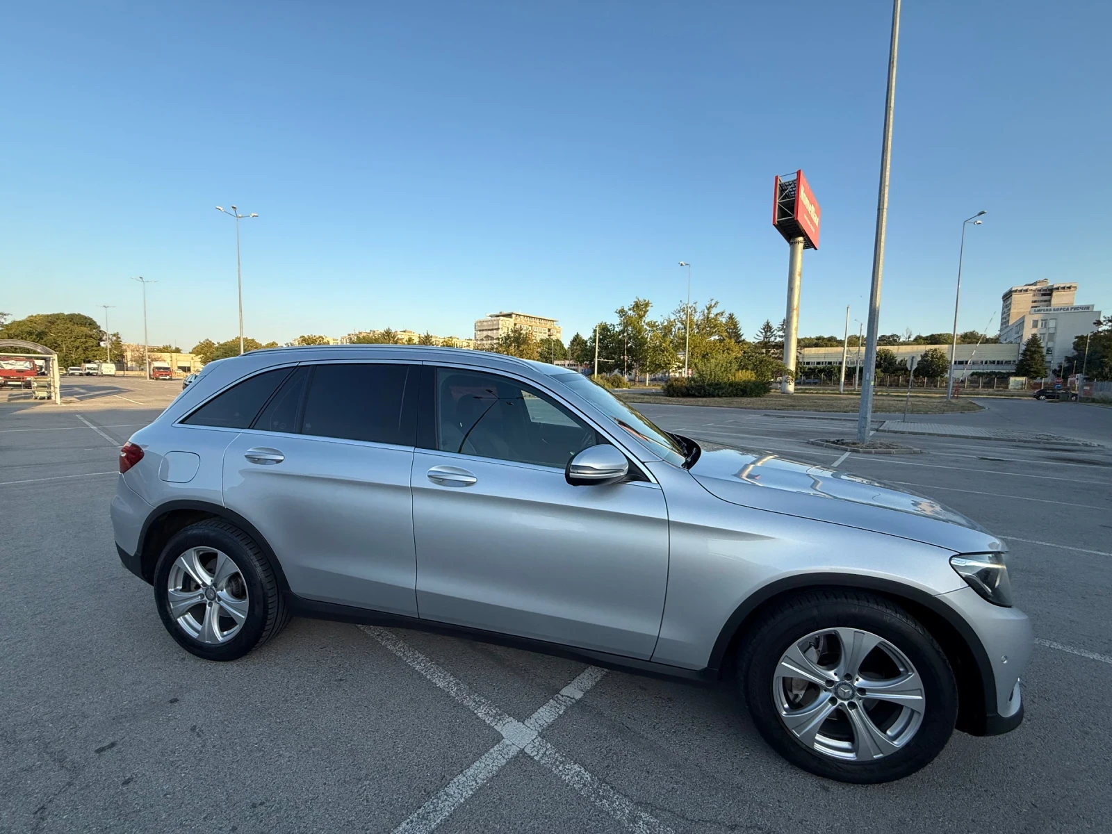 Mercedes-Benz GLC 250 AMG* LED* КОЖА* NAVI - изображение 4