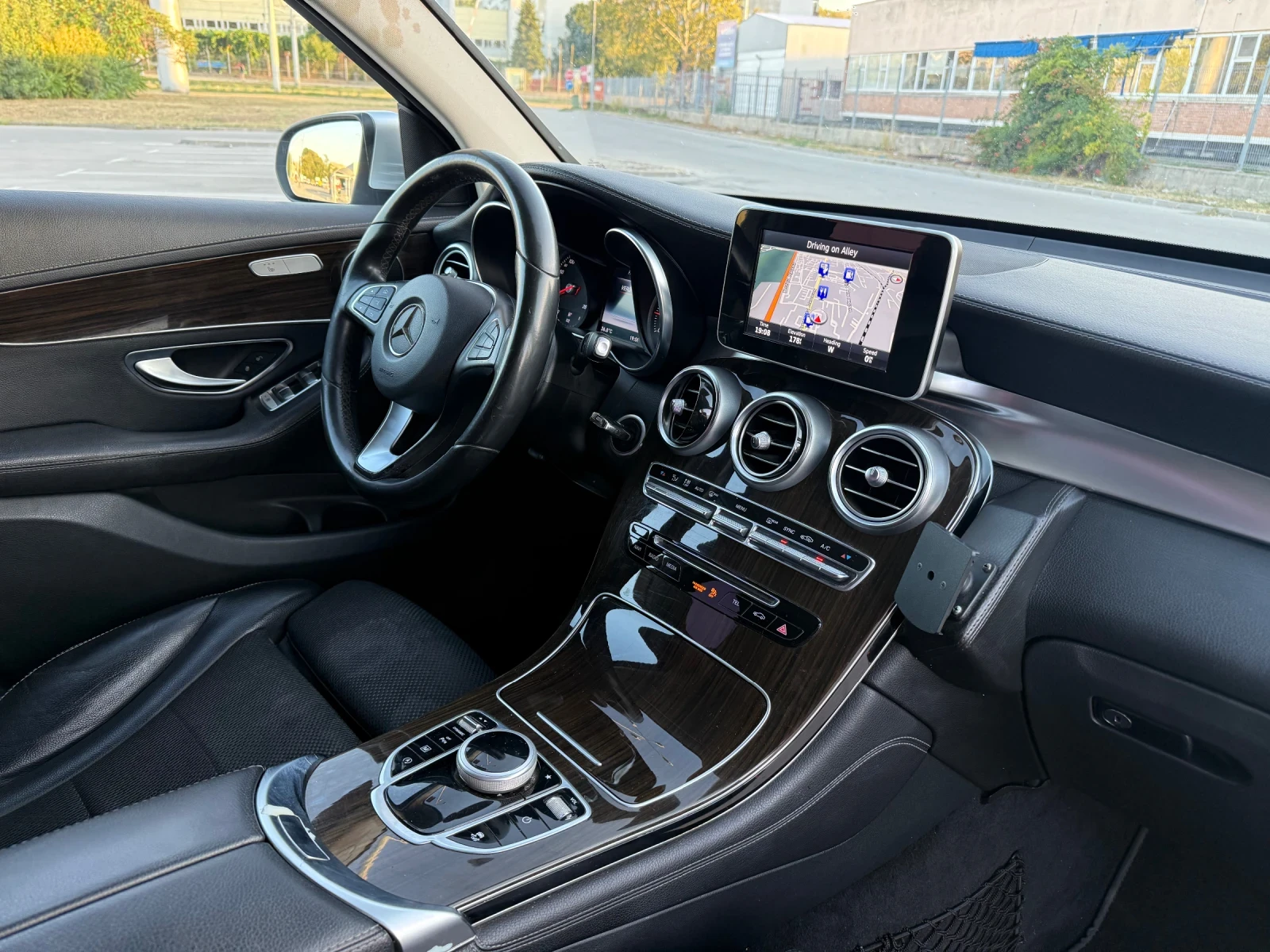 Mercedes-Benz GLC 250 AMG* LED* КОЖА* NAVI - изображение 8
