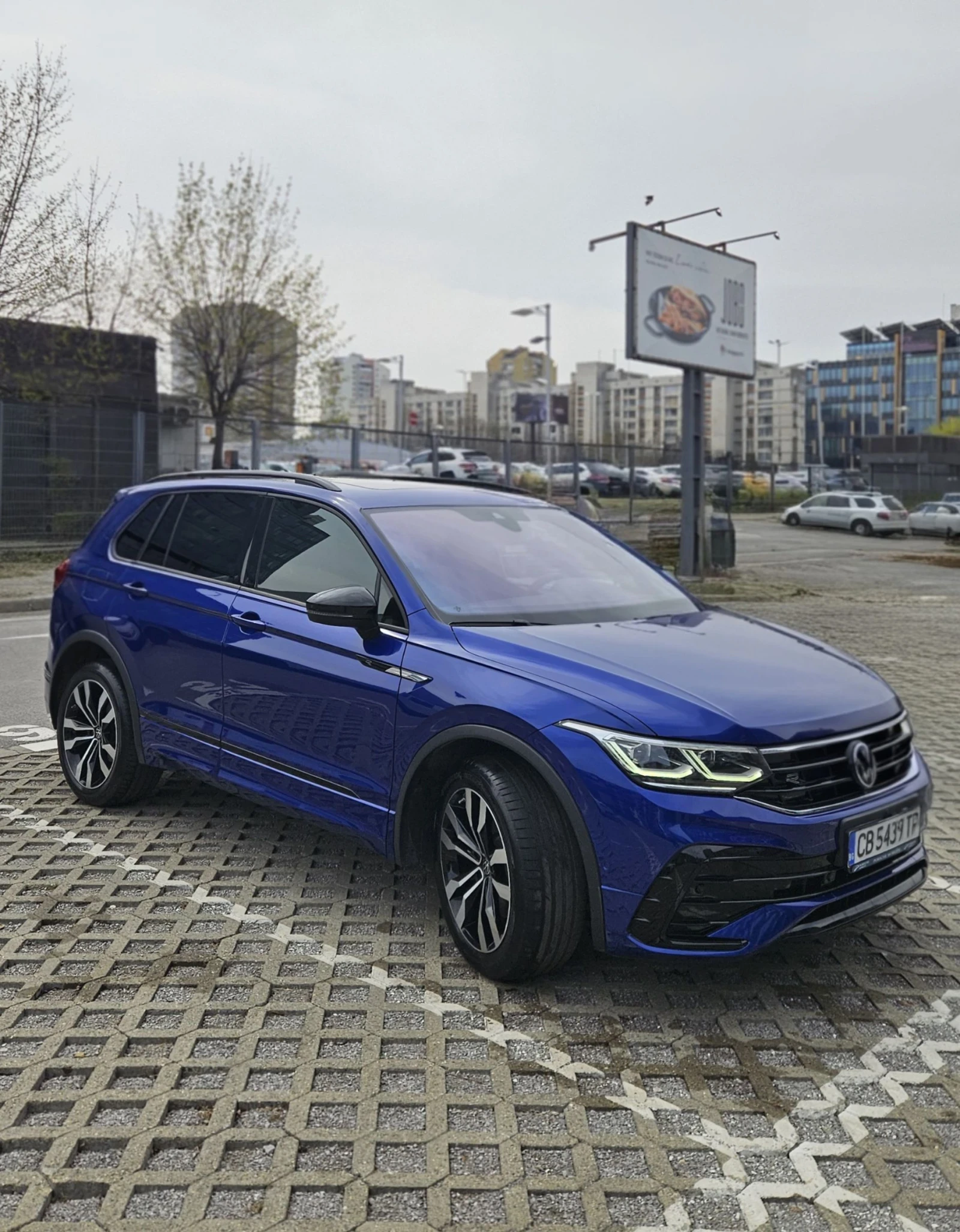 VW Tiguan R-Line 2.0 TDI SCR 4MOTION Гаранционен, снимка 2 - Автомобили и джипове - 54190548