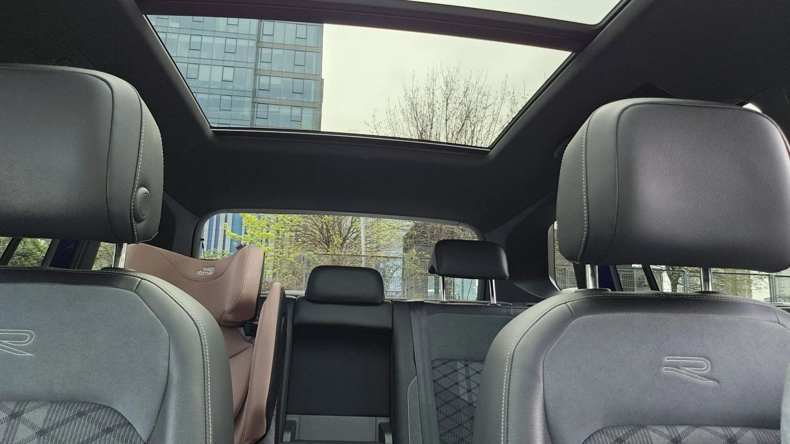 VW Tiguan R-Line 2.0 TDI SCR 4MOTION Гаранционен, снимка 15 - Автомобили и джипове - 54190548