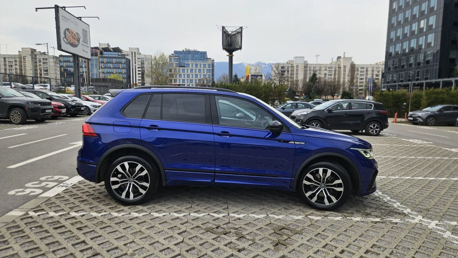 VW Tiguan R-Line 2.0 TDI SCR 4MOTION Гаранционен, снимка 4 - Автомобили и джипове - 54190548