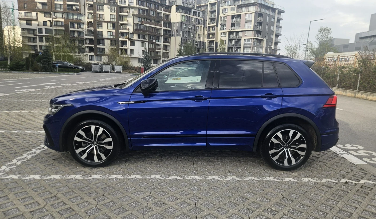 VW Tiguan R-Line 2.0 TDI SCR 4MOTION Гаранционен, снимка 5 - Автомобили и джипове - 54190548