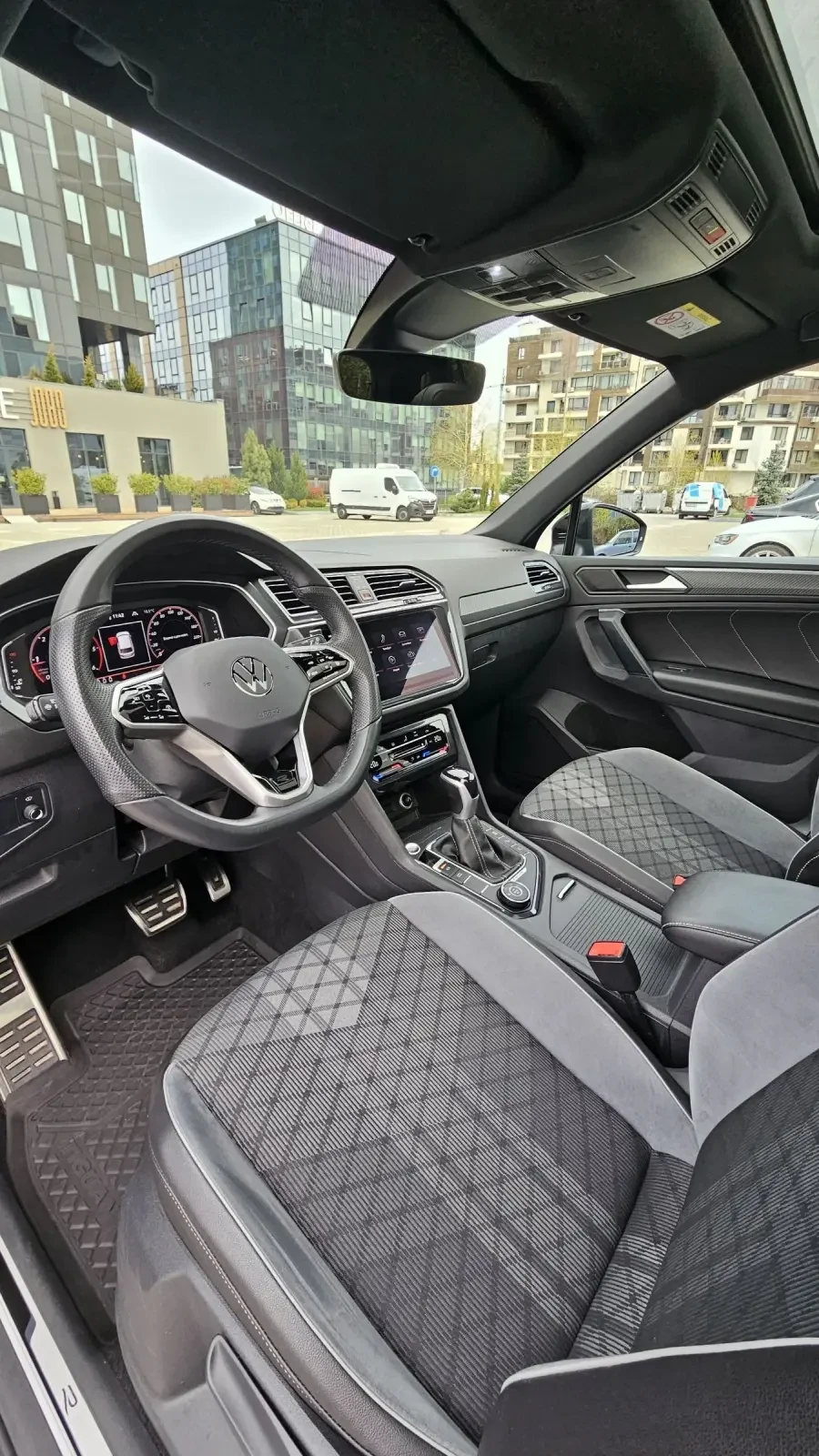 VW Tiguan R-Line 2.0 TDI SCR 4MOTION Гаранционен, снимка 9 - Автомобили и джипове - 54190548