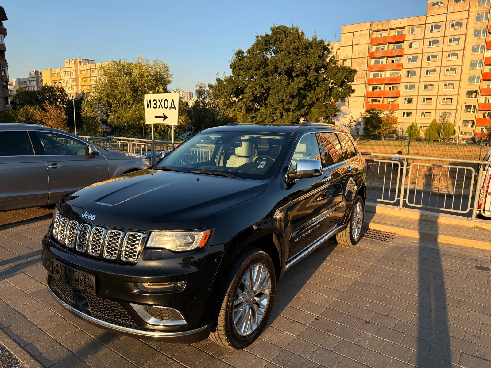 Jeep Grand cherokee SUMMIT * БЯЛА КОЖА * HARMAN * ТЕГЛИЧ * CARFAX