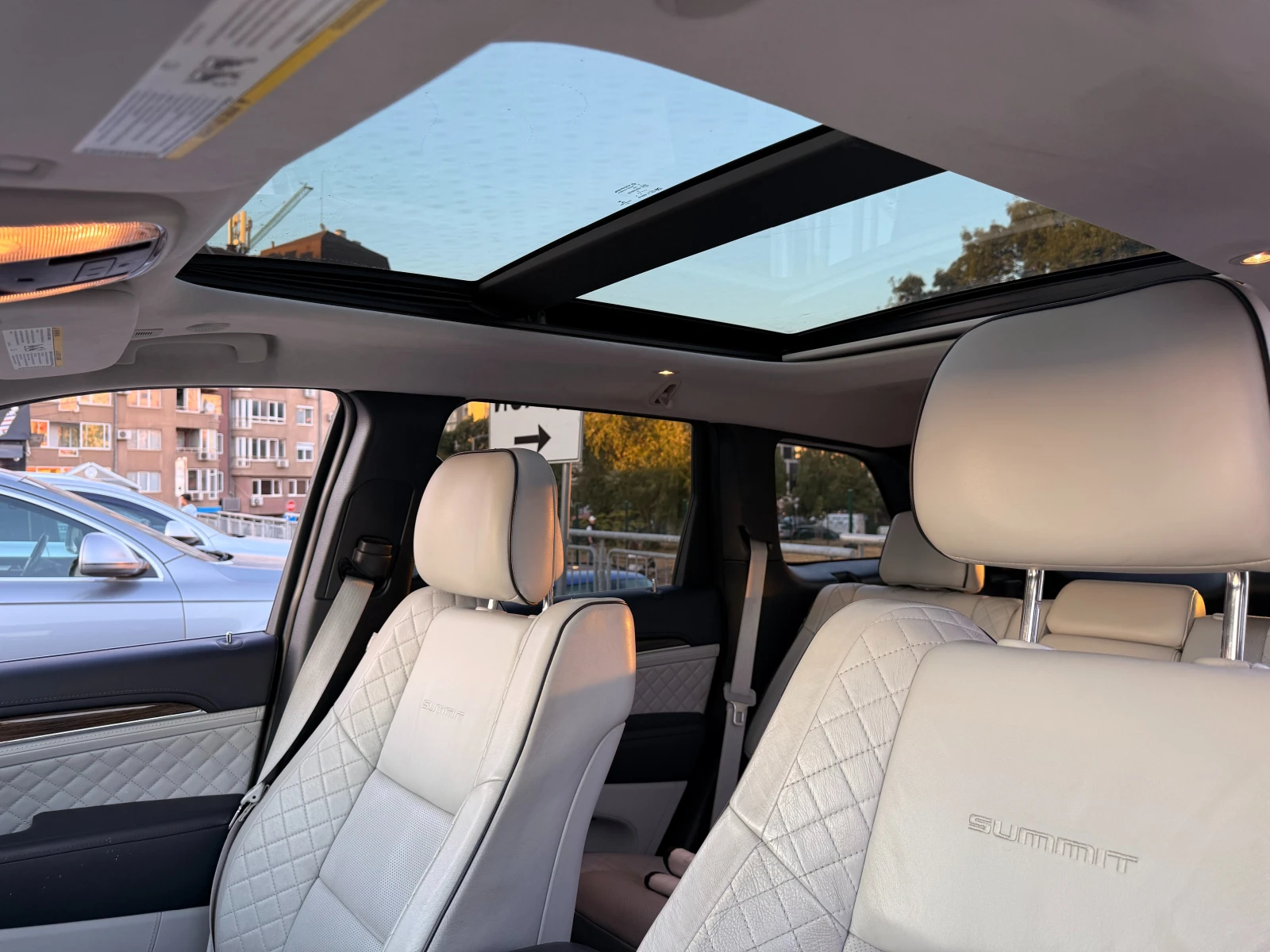 Jeep Grand cherokee SUMMIT * БЯЛА КОЖА * HARMAN * ТЕГЛИЧ * CARFAX, снимка 8 - Автомобили и джипове - 56210931