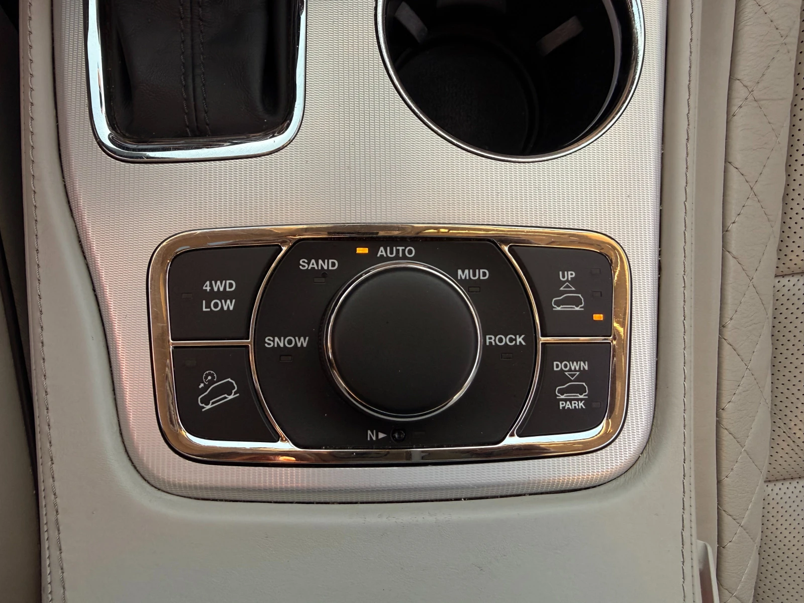 Jeep Grand cherokee SUMMIT * БЯЛА КОЖА * HARMAN * ТЕГЛИЧ * CARFAX, снимка 11 - Автомобили и джипове - 56210931