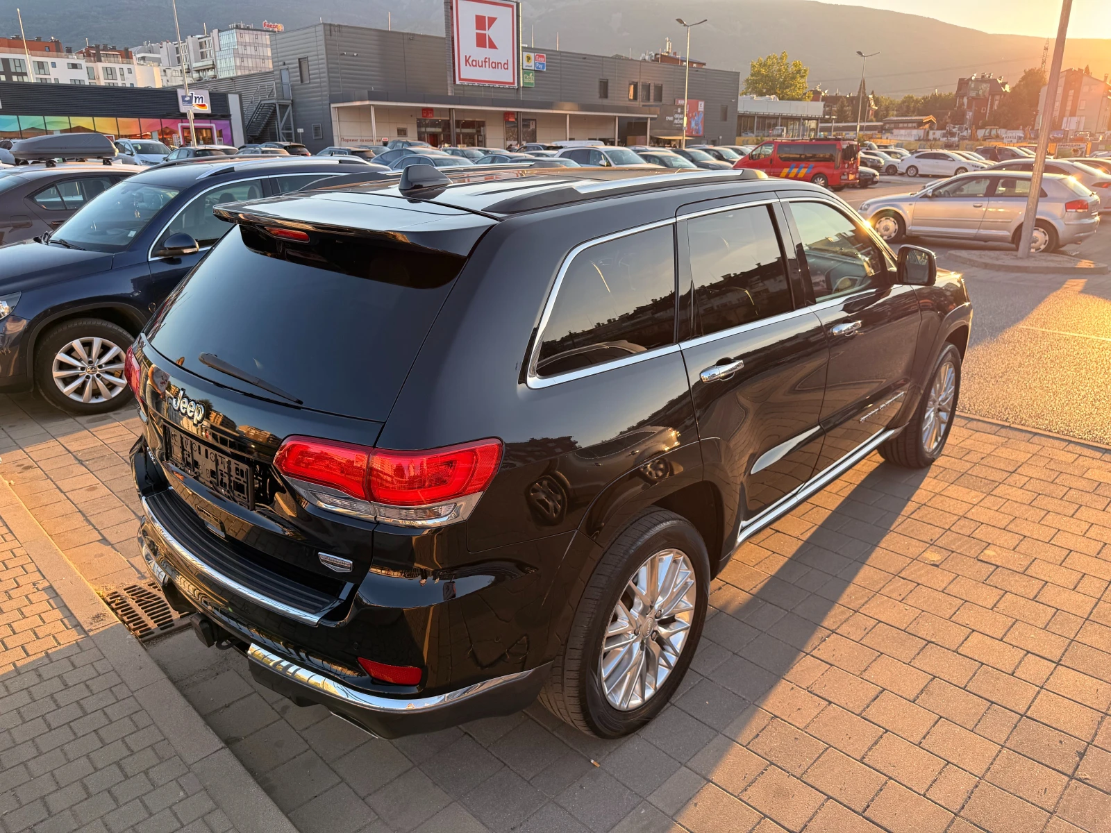 Jeep Grand cherokee SUMMIT * БЯЛА КОЖА * HARMAN * ТЕГЛИЧ * CARFAX, снимка 4 - Автомобили и джипове - 56210931