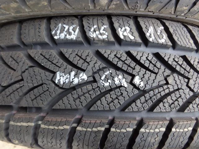 Гуми Зимни 175/65R15, снимка 1 - Гуми и джанти - 17870018