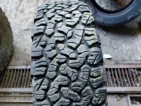 Гуми Всесезонни 235/75R15, снимка 1 - Гуми и джанти - 44388279