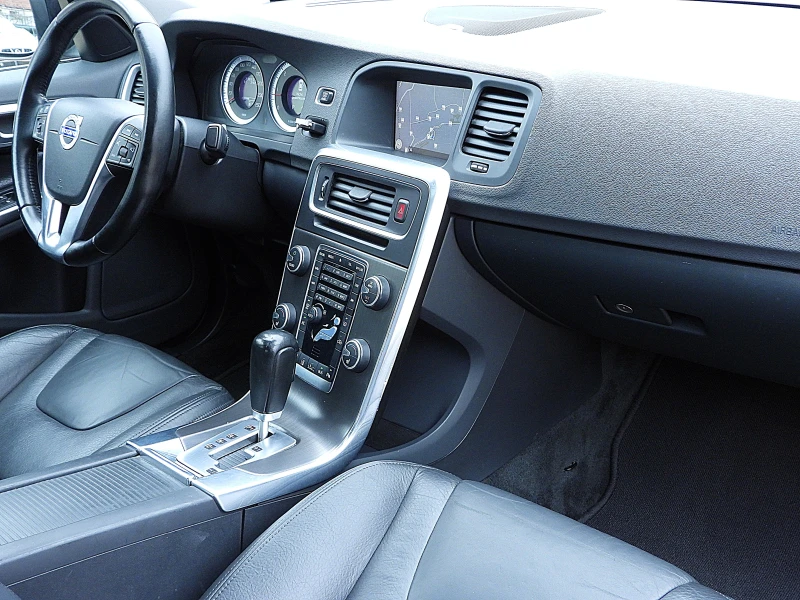 Volvo S60 2.4ШВЕЙЦАРИЯ-ДИСТРОНИК/КОЖА/НАВИ/LANE ASSIST/BLISS, снимка 13 - Автомобили и джипове - 53234868