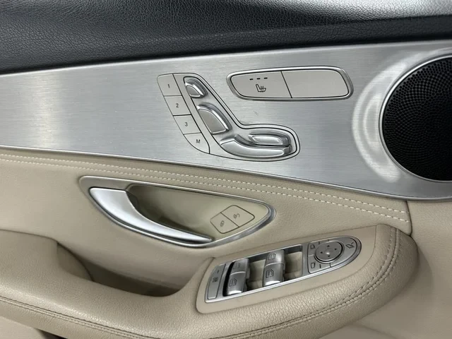 Mercedes-Benz C 300 4MATIC #УНИКАТ# !AMG LINE! PANO/CAM, снимка 11 - Автомобили и джипове - 54967399