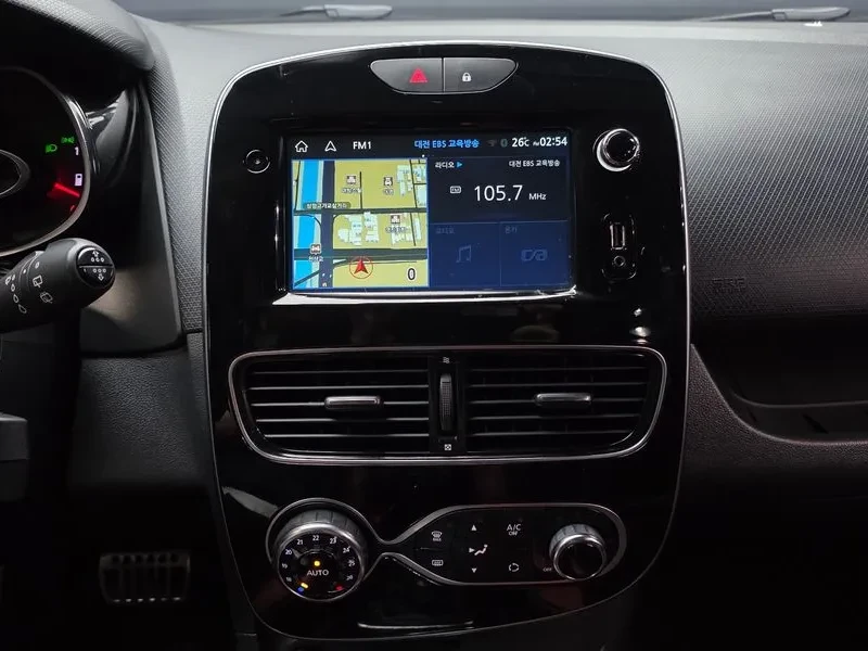 Renault Samsung Clio Intense, снимка 13 - Автомобили и джипове - 56529017