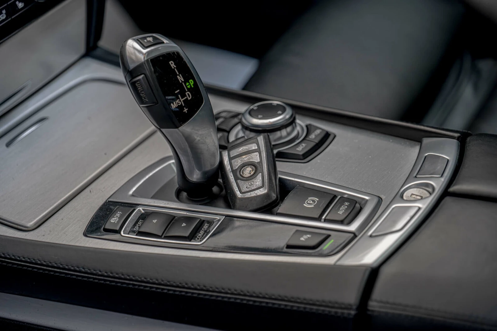 BMW 730 М Packet/Дистроник/Вакум/Камера/Обдухване/HuD/Пътн, снимка 12 - Автомобили и джипове - 53785779