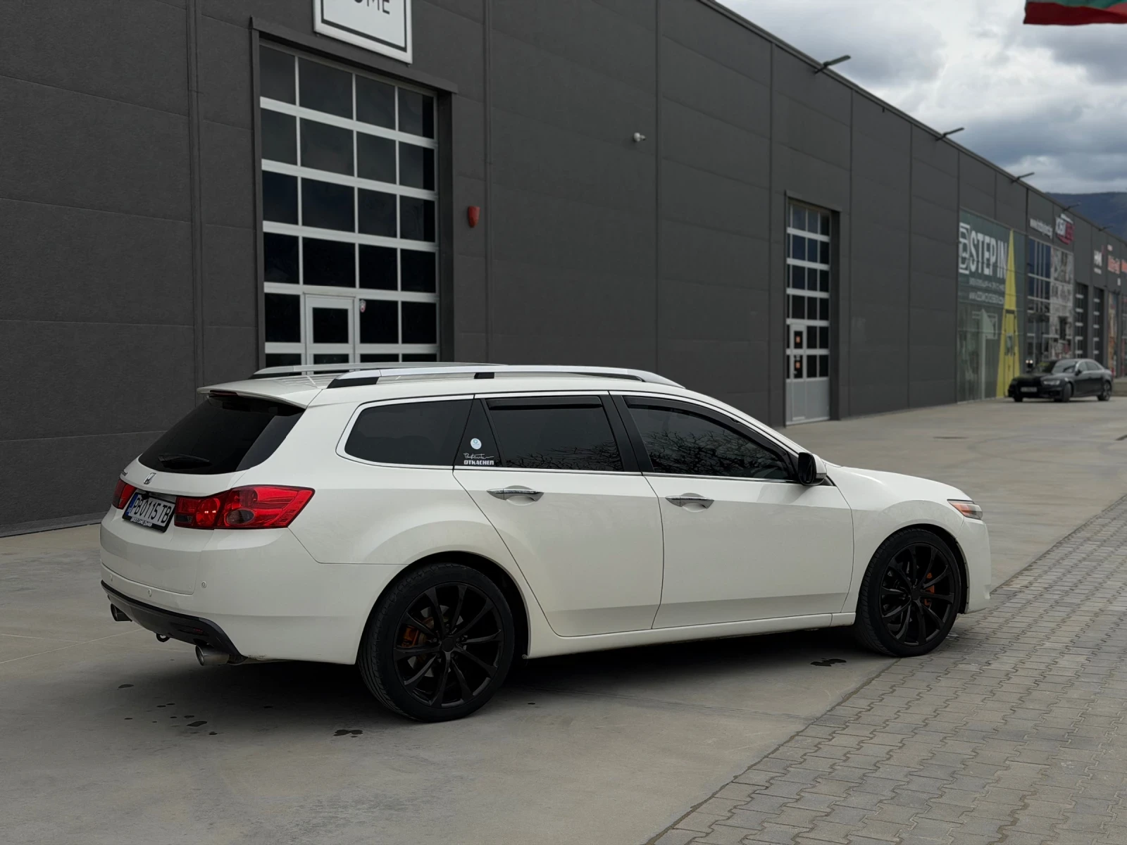 Honda Accord 8 2.4 Executive, снимка 2 - Автомобили и джипове - 54016232