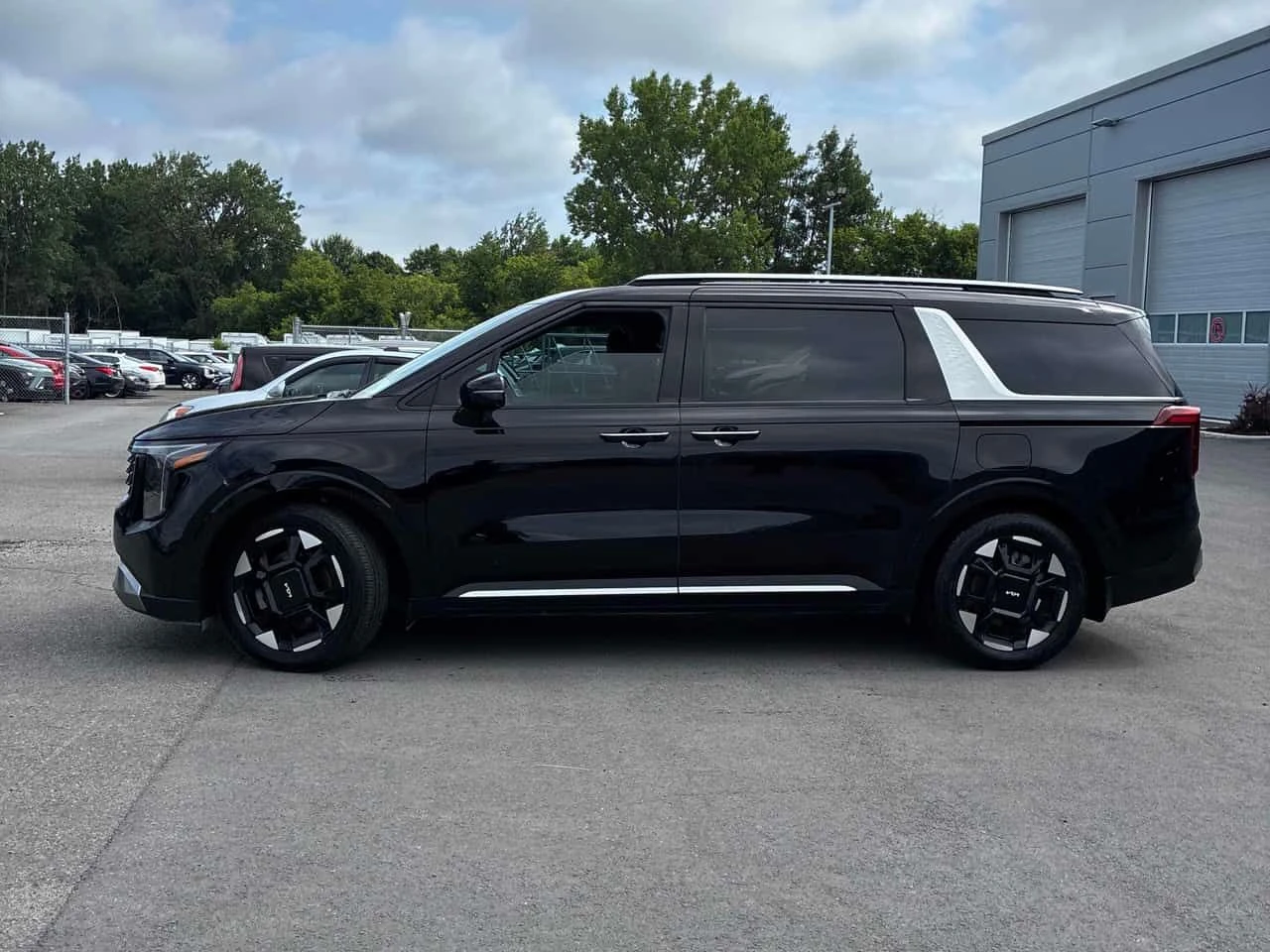 Kia Carnival * EX+ FWD * АВТОКРЕДИТ БЕЗ ПЪРВОНАЧАЛНА ВНОСКА* , снимка 2 - Автомобили и джипове - 55137930