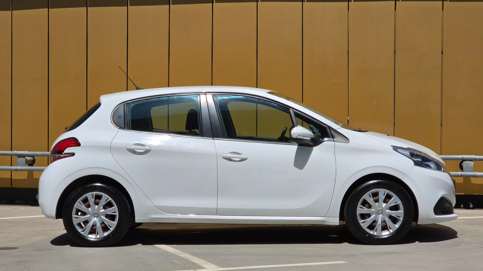 Peugeot 208 1.5 blue hdi, снимка 5 - Автомобили и джипове - 56014473