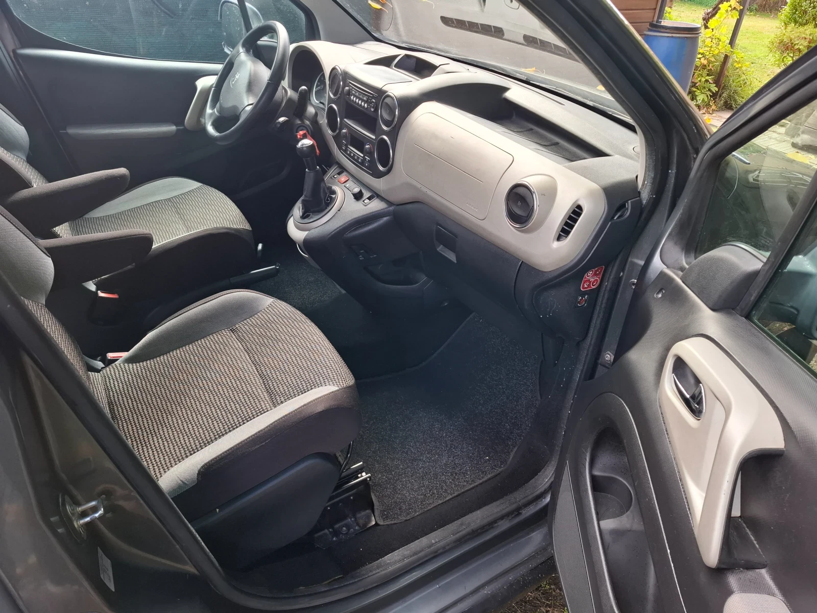 Peugeot Partner 1.6HDI, снимка 13 - Автомобили и джипове - 56624391