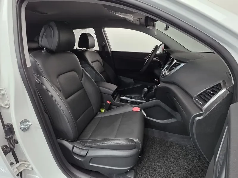 Hyundai Tucson 2.0 CRDi, снимка 10 - Автомобили и джипове - 54258406