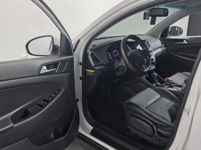 Hyundai Tucson 2.0 CRDi, снимка 11 - Автомобили и джипове - 54258406