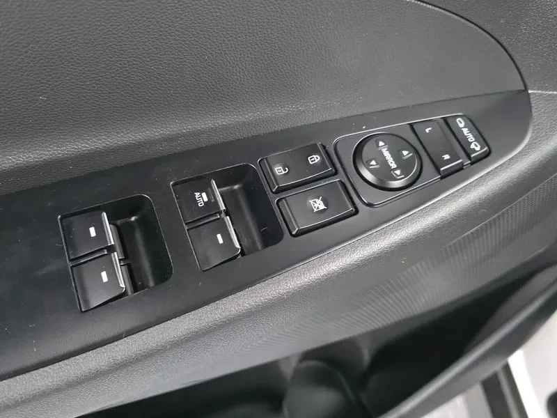 Hyundai Tucson 2.0 CRDi, снимка 12 - Автомобили и джипове - 54258406