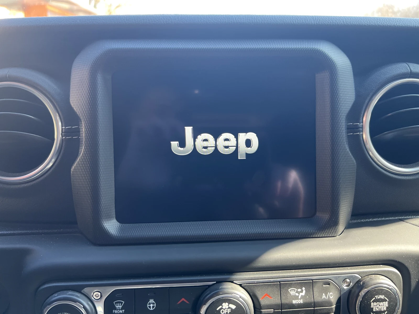 Jeep Wrangler SAHARA UNLIMITED 4x4 - изображение 4