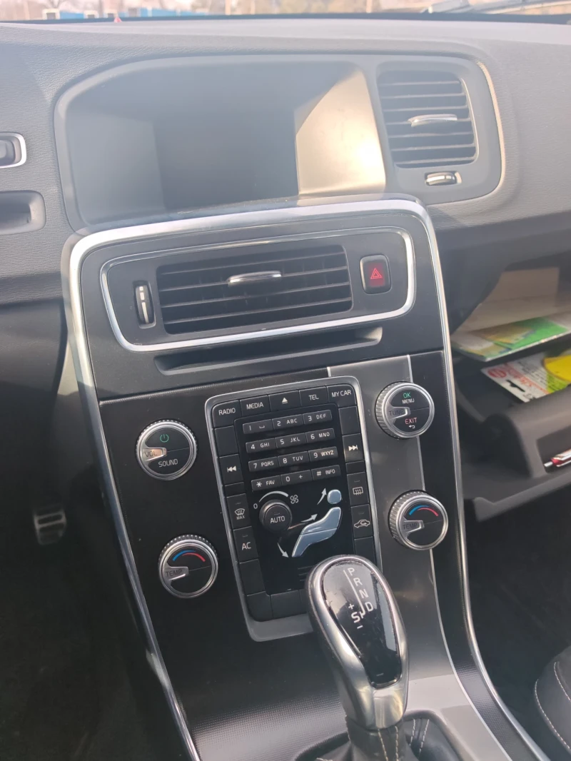 Volvo V60 2.0 d3, снимка 11 - Автомобили и джипове - 53085669