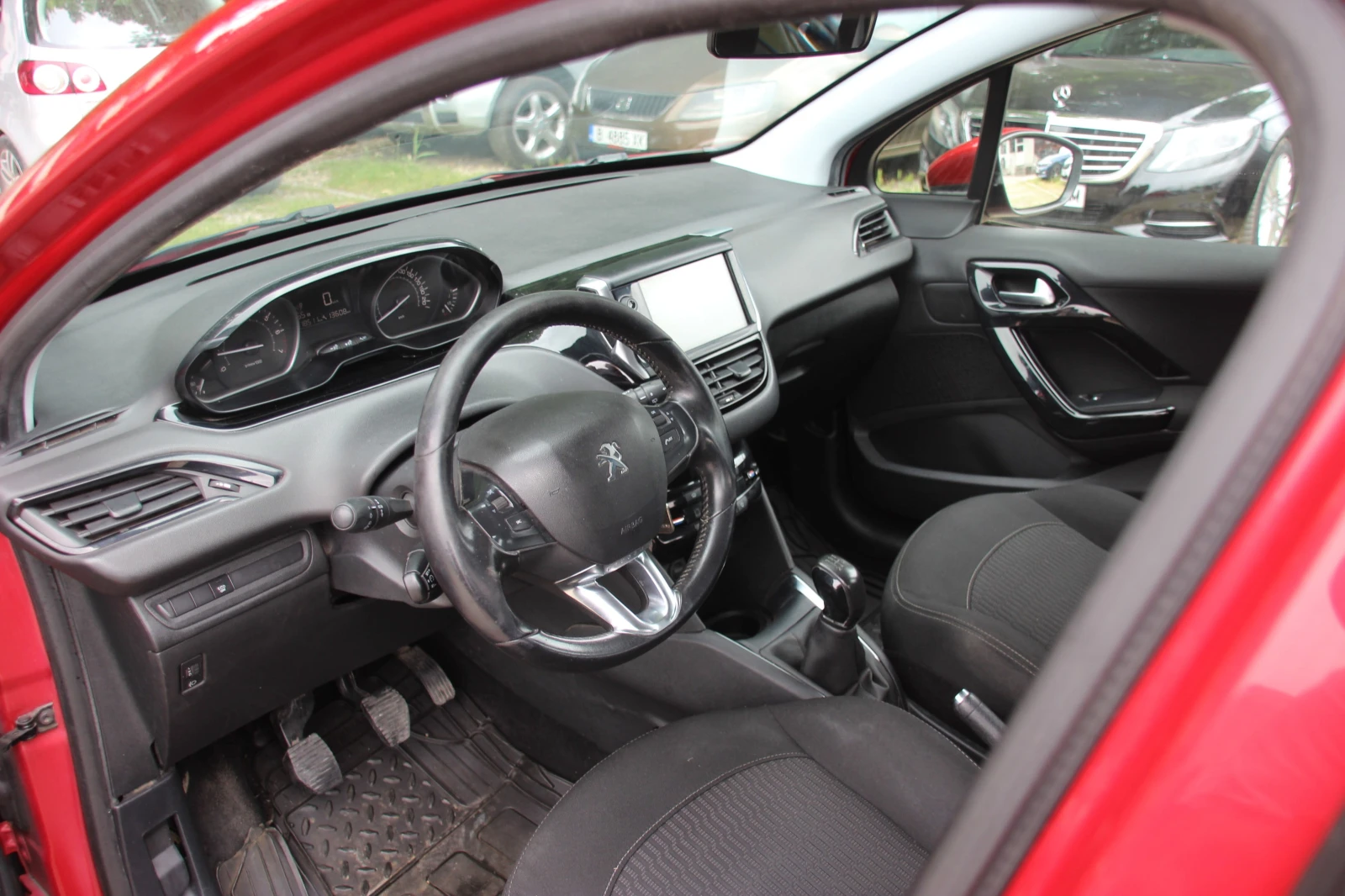Peugeot 208 1.2i  FACELIFT   EURO 5В  , снимка 9 - Автомобили и джипове - 54942199