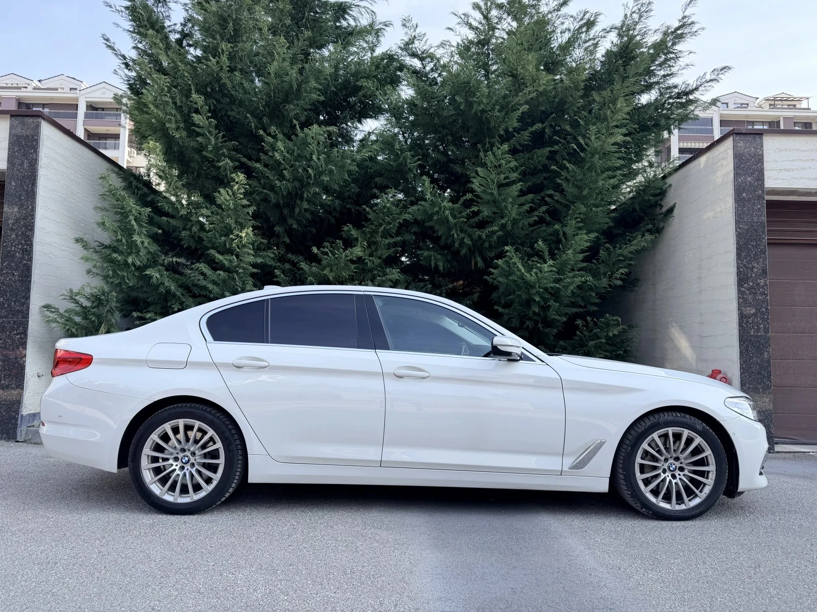 BMW 530 Luxury Line * ПОДГРЕВ/ВЕНТИЛАЦИЯ НА СЕДАЛКИТЕ, снимка 3 - Автомобили и джипове - 55648050