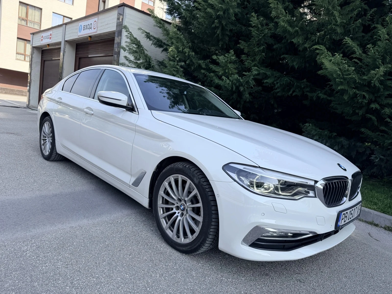 BMW 530 Luxury Line * ПОДГРЕВ/ВЕНТИЛАЦИЯ НА СЕДАЛКИТЕ, снимка 2 - Автомобили и джипове - 55648050