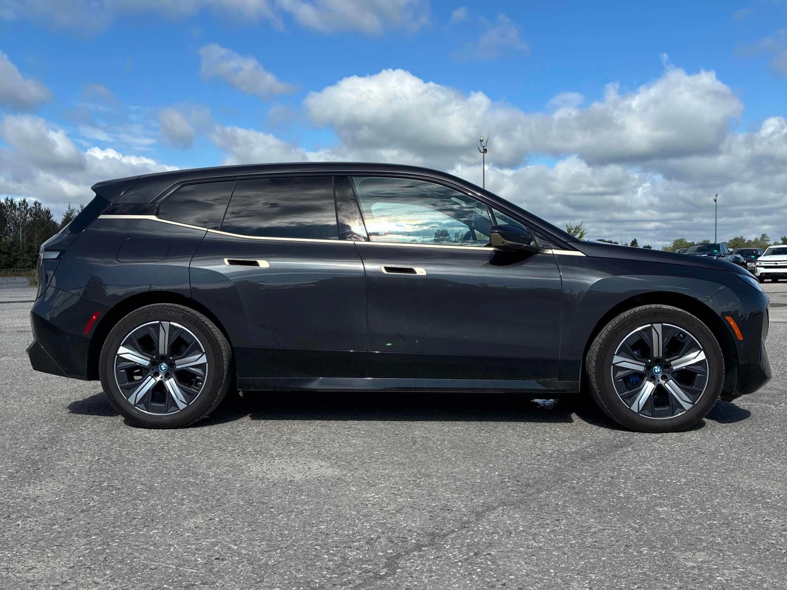 BMW iX * xDrive50 * АВТОКРЕДИТ БЕЗ ПЪРВОНАЧАЛНА ВНОСКА* , снимка 3 - Автомобили и джипове - 55975625