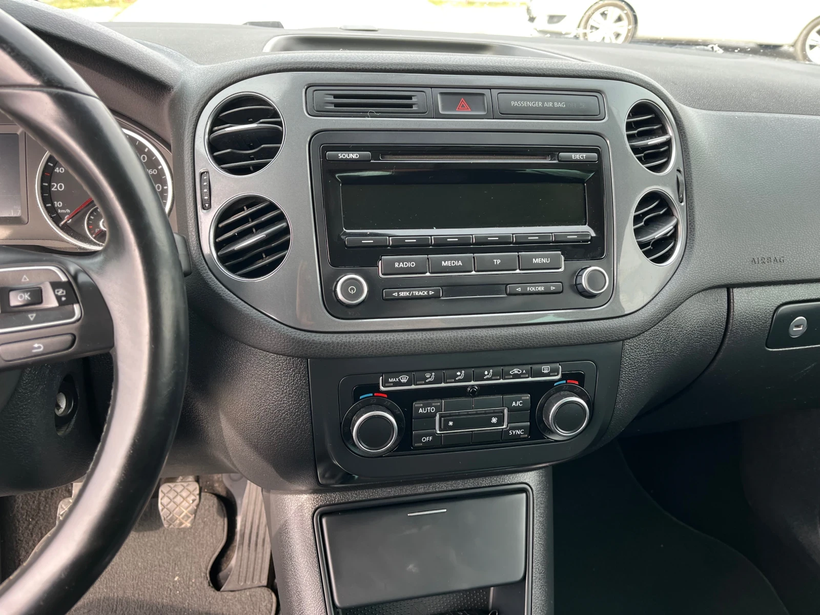 VW Tiguan 2.0TDI 110 ps, снимка 11 - Автомобили и джипове - 53932662