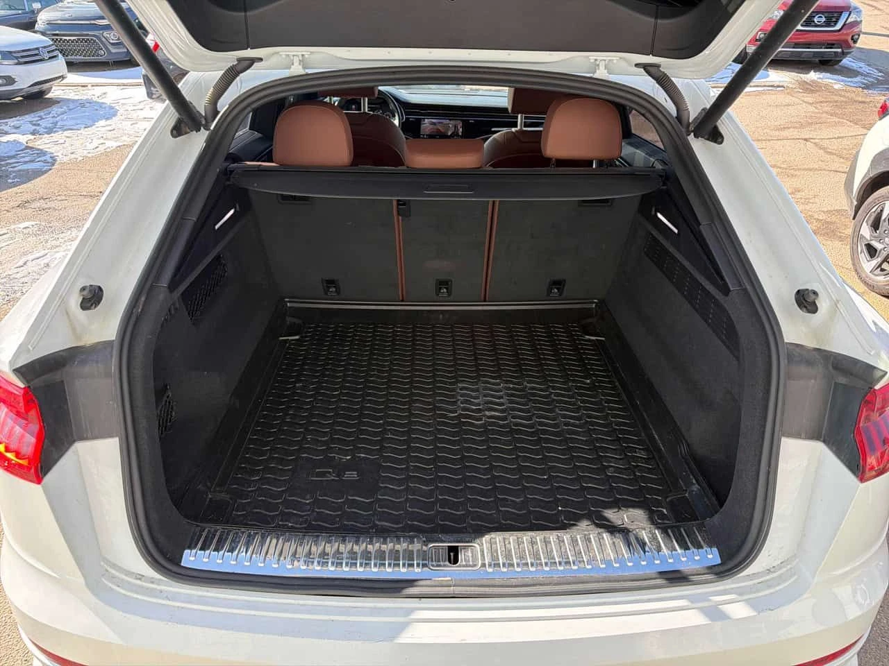 Audi Q8 Technik/ОБДУХВАНЕ/ПАНОРАМА/ДИСТРОНИК/360 КАМЕРИ, снимка 12 - Автомобили и джипове - 54230059