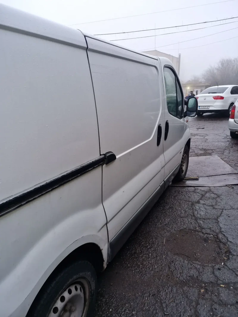 Opel Vivaro 1.9 CDTI 6 Скорости, снимка 4 - Бусове и автобуси - 48155616