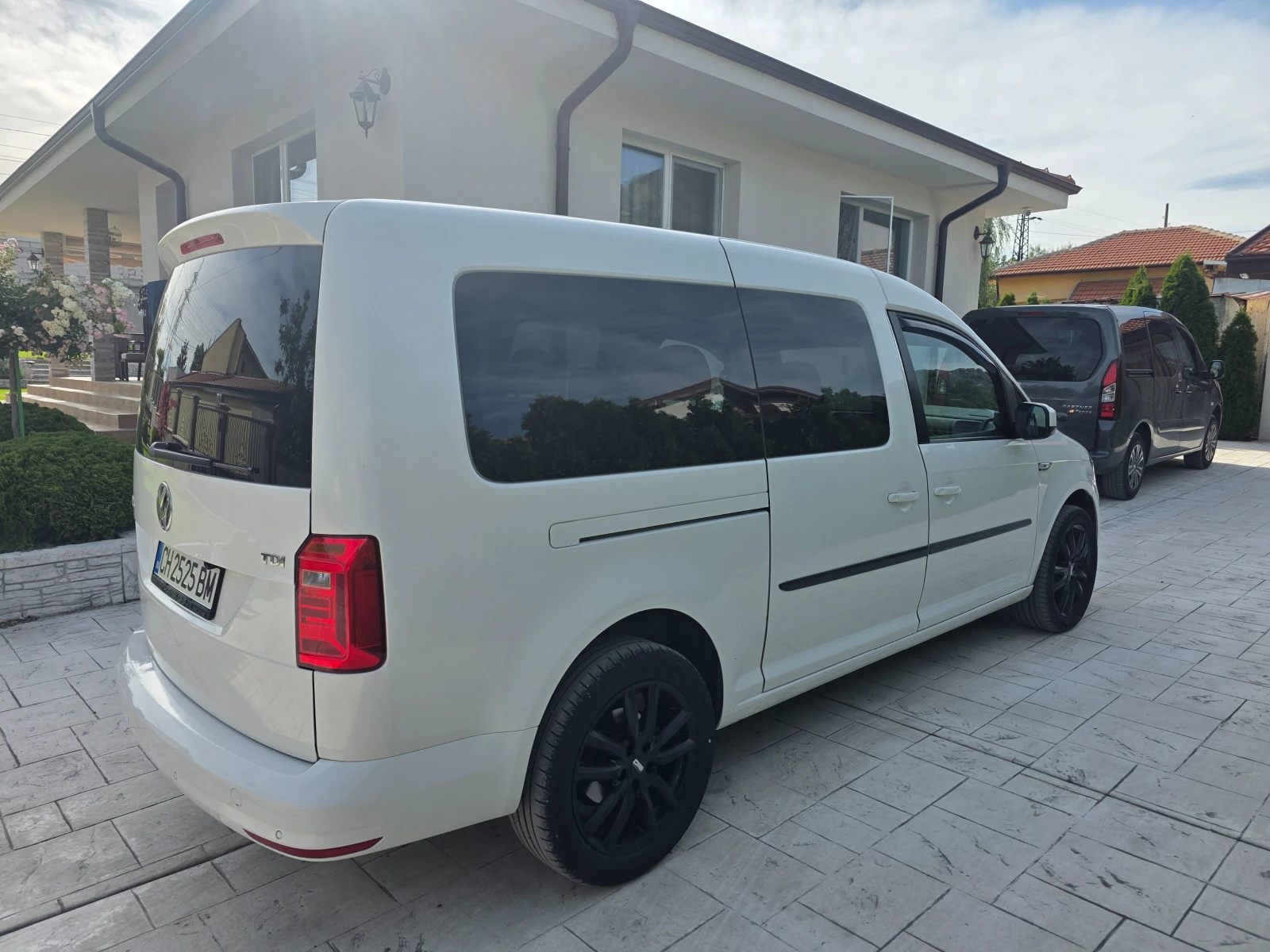 VW Caddy 2.0 TDI MAXI .AVTO НАПЪЛНО ОБСЛУЖЕН , снимка 4 - Автомобили и джипове - 55212145