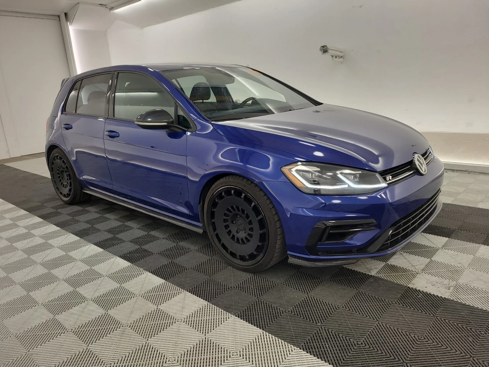 VW Golf R DSG / ГЕНЕРАЦИЯ / ПОДГРЕВИ / АВТОКРЕДИТ  , снимка 2 - Автомобили и джипове - 56116654
