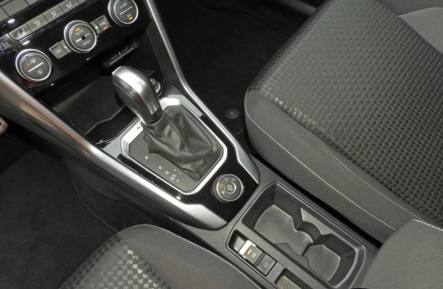 VW T-Roc 2.0TDI/150HP/R-LINE/4M/CAM/ACC/134z, снимка 16 - Автомобили и джипове - 53783774