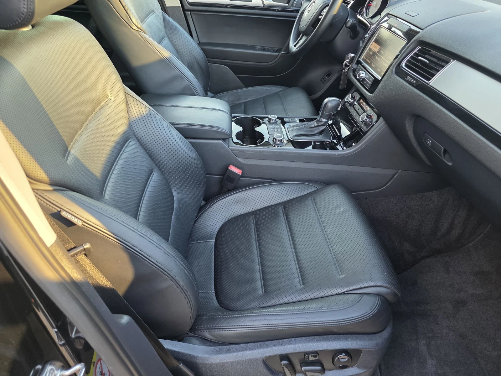 VW Touareg 3.0TDI FULL SERVICE HISTORY , снимка 8 - Автомобили и джипове - 54350602