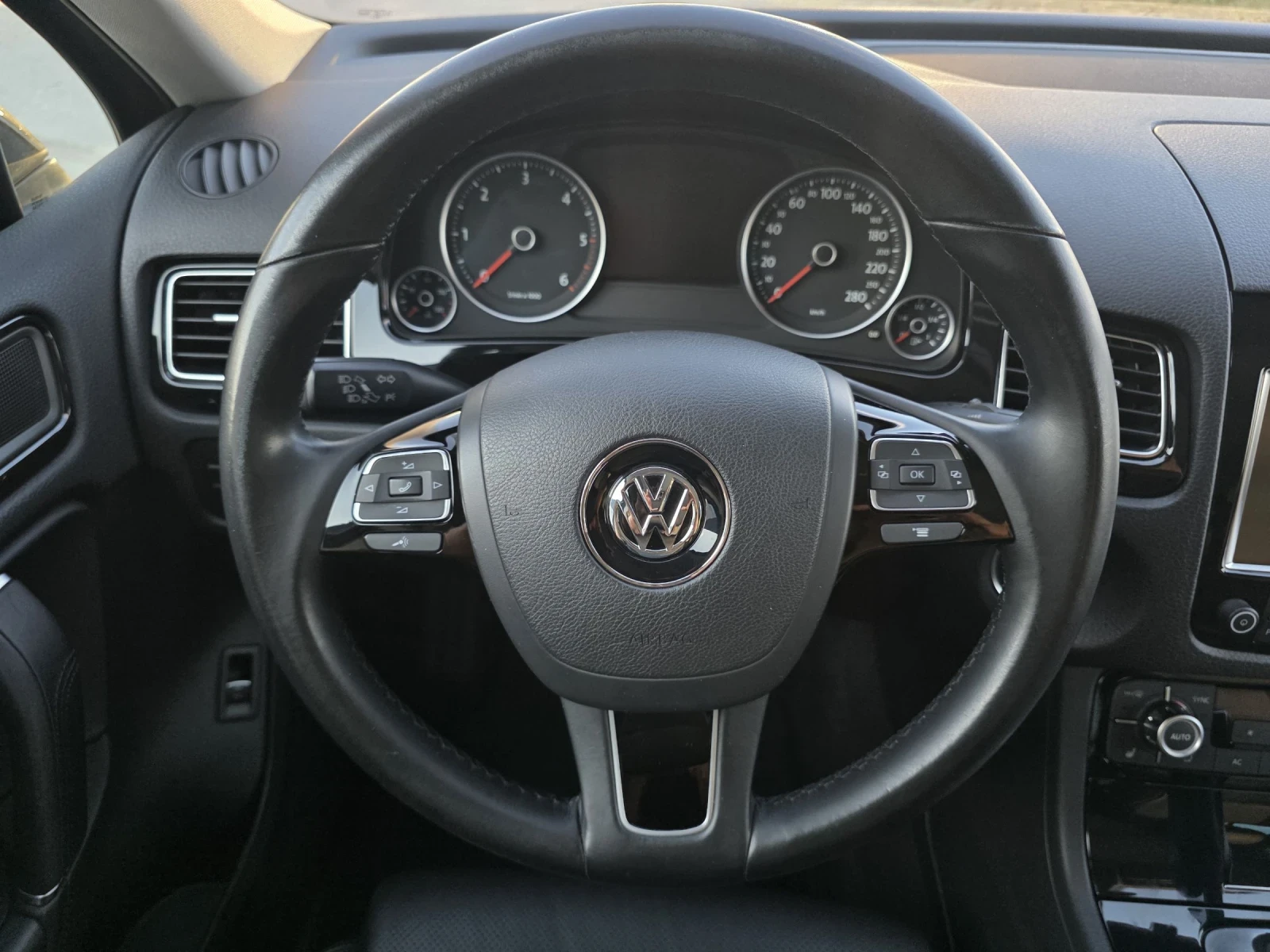 VW Touareg 3.0TDI FULL SERVICE HISTORY , снимка 11 - Автомобили и джипове - 54350602