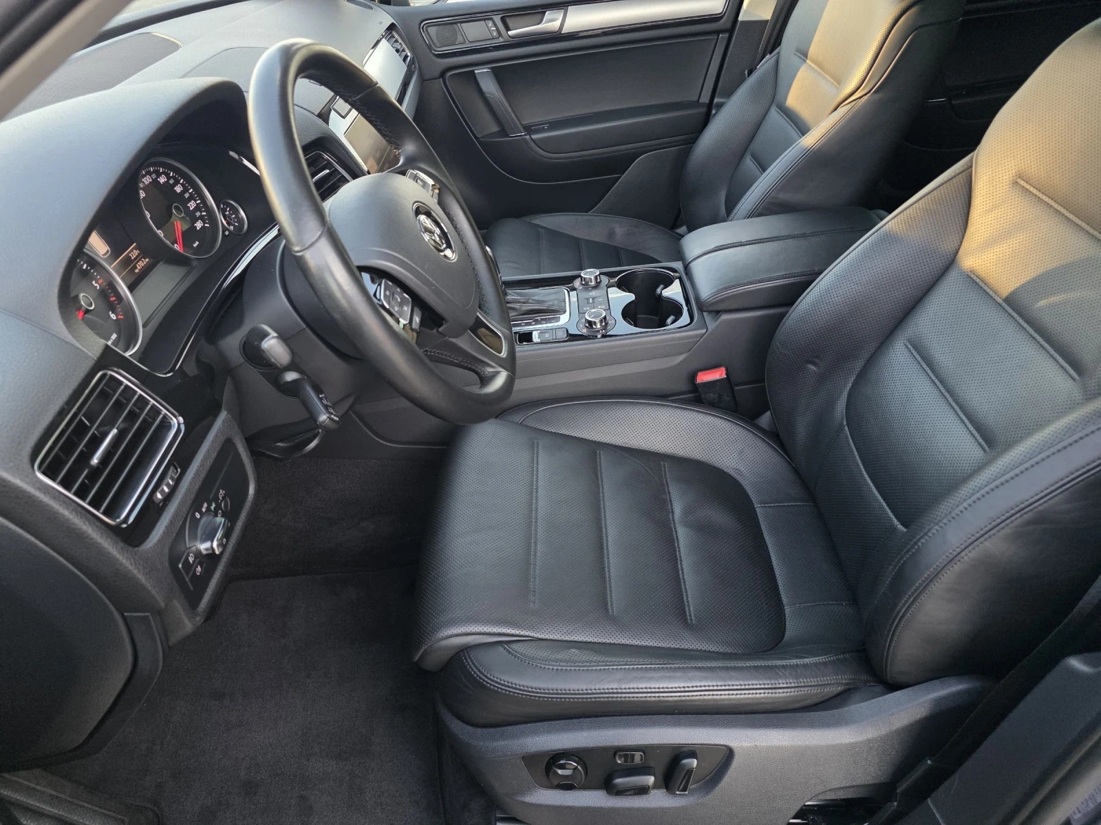 VW Touareg 3.0TDI FULL SERVICE HISTORY , снимка 7 - Автомобили и джипове - 54350602