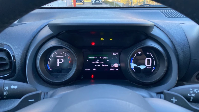 Toyota Yaris 1.5 TNGA CHIC EXTRA, снимка 9 - Автомобили и джипове - 52296103
