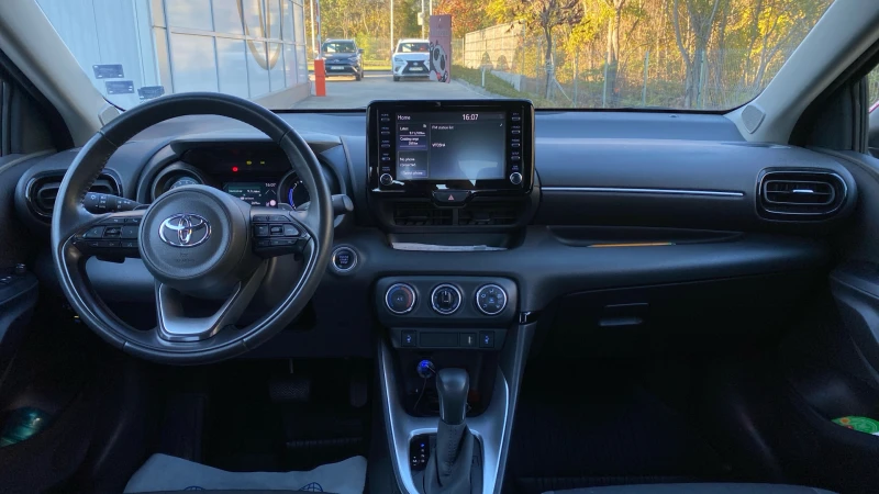 Toyota Yaris 1.5 TNGA CHIC EXTRA, снимка 11 - Автомобили и джипове - 52296103