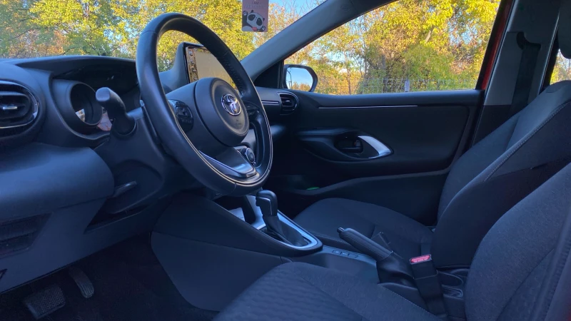 Toyota Yaris 1.5 TNGA CHIC EXTRA, снимка 10 - Автомобили и джипове - 52296103