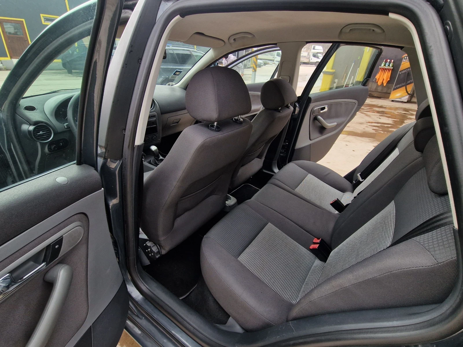 Seat Ibiza 1.2i 70к.с., снимка 10 - Автомобили и джипове - 54062566