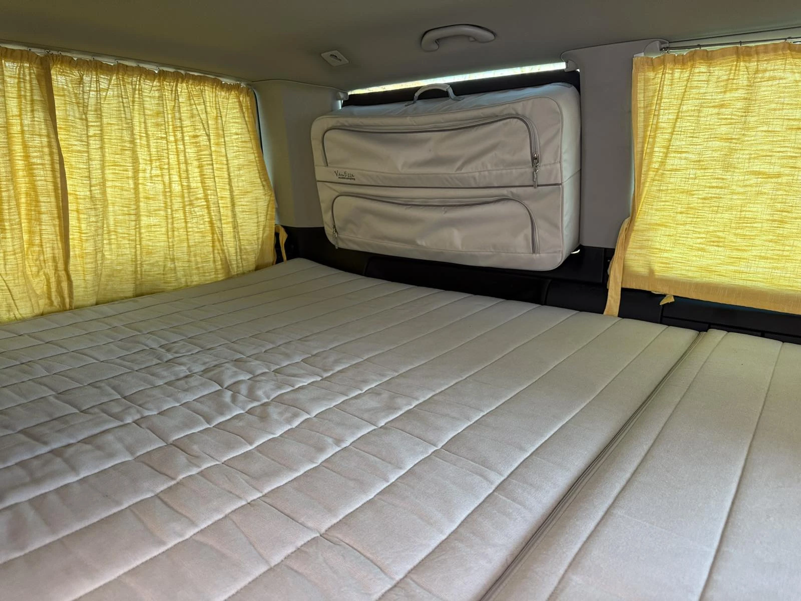 VW Multivan 2.0TDI Швейцария, снимка 15 - Автомобили и джипове - 54315537