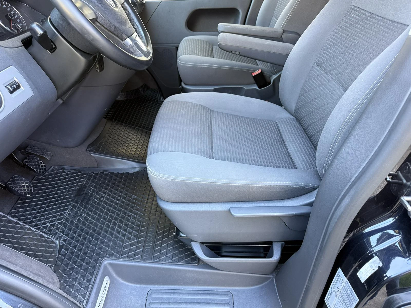 VW Multivan 2.0TDI Швейцария, снимка 7 - Автомобили и джипове - 54315537