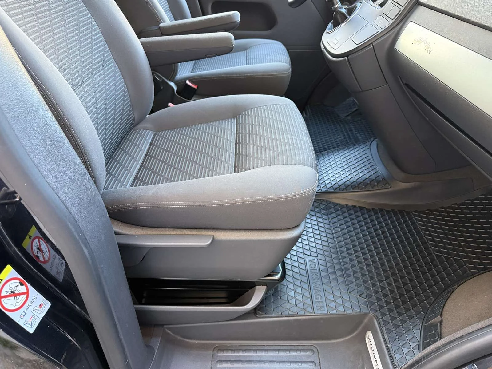 VW Multivan 2.0TDI Швейцария, снимка 8 - Автомобили и джипове - 54315537