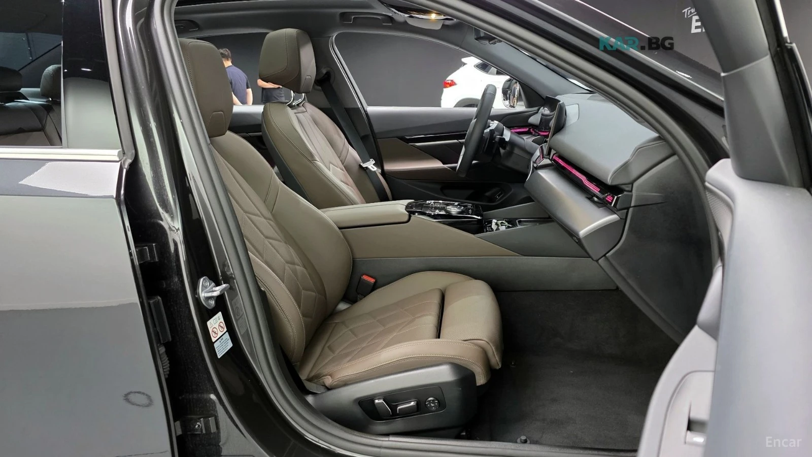 BMW 520 * КОЖА* ПОДГРЕВ* ОБДХВАНЕ* ПАНОРАМА* HEAD-UP* , снимка 16 - Автомобили и джипове - 54659586