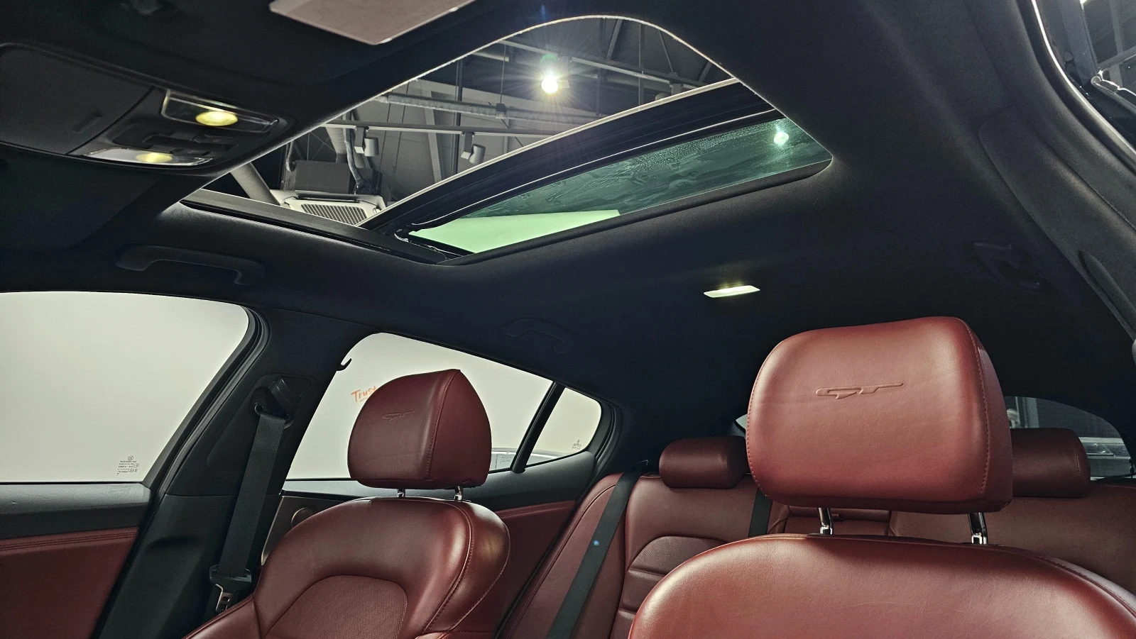 Kia Stinger 3.3 Turbo AWD* GT* Обдухване* Подгрев* 360 камера*, снимка 7 - Автомобили и джипове - 54700445