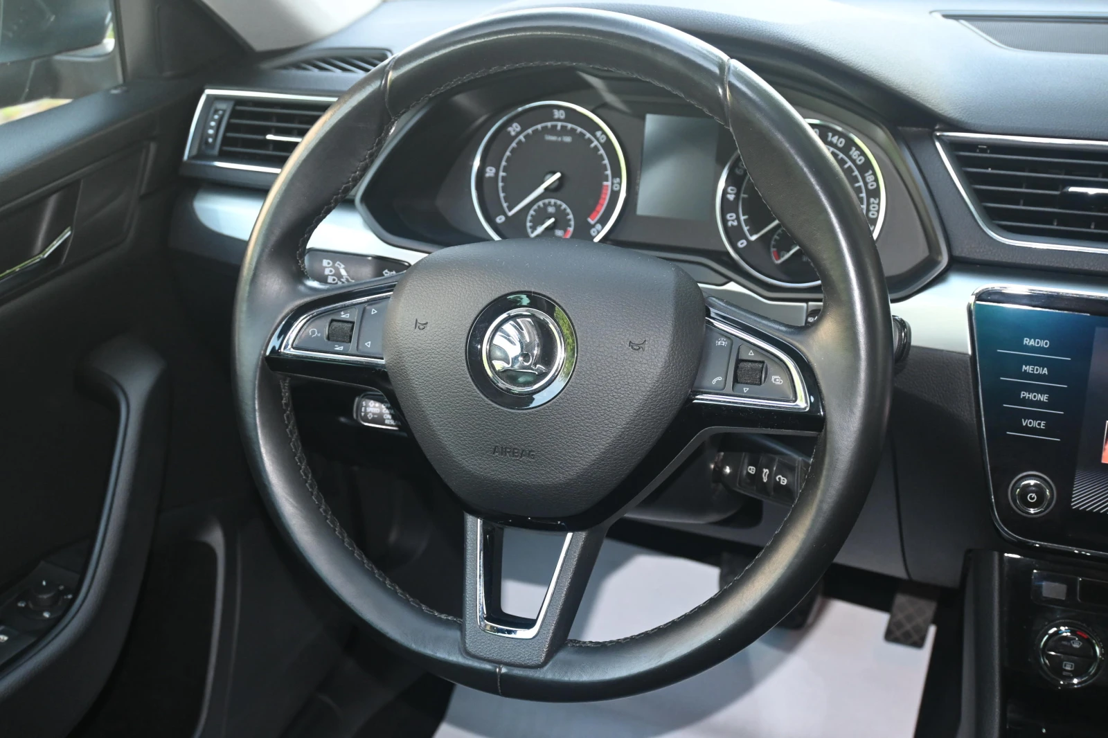 Skoda Superb КАТО НОВ, снимка 13 - Автомобили и джипове - 54998922
